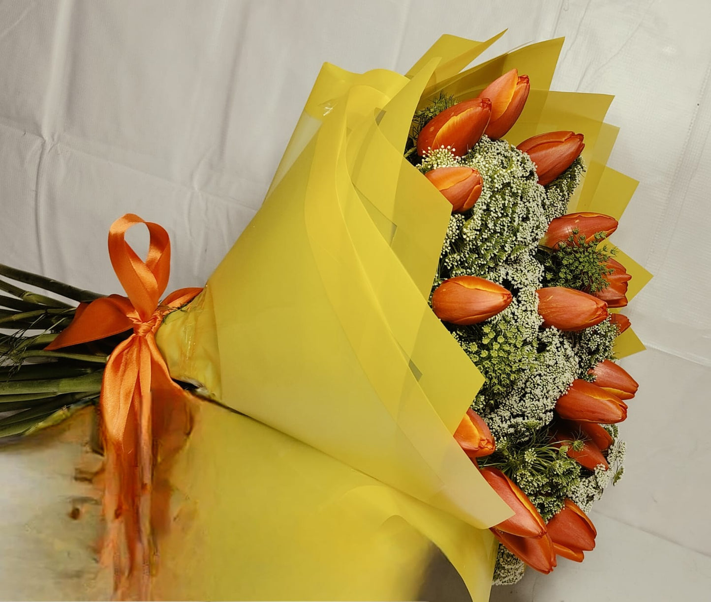 ramo de 20 tulipanes naranja