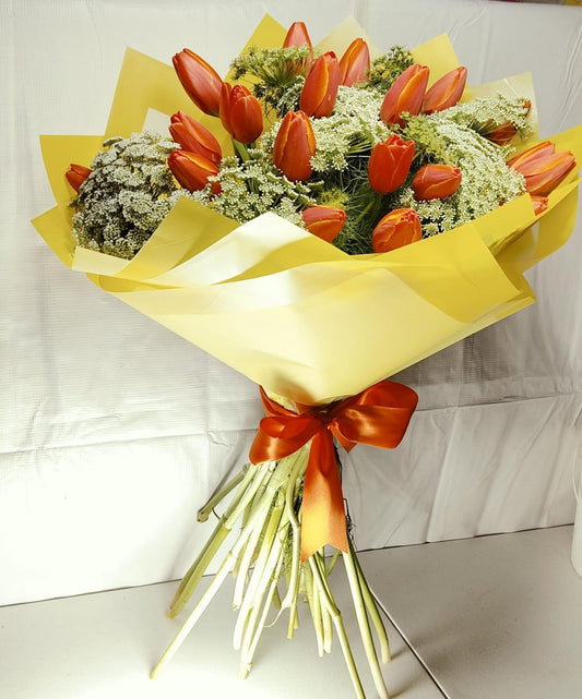 ramo de 20 tulipanes naranja